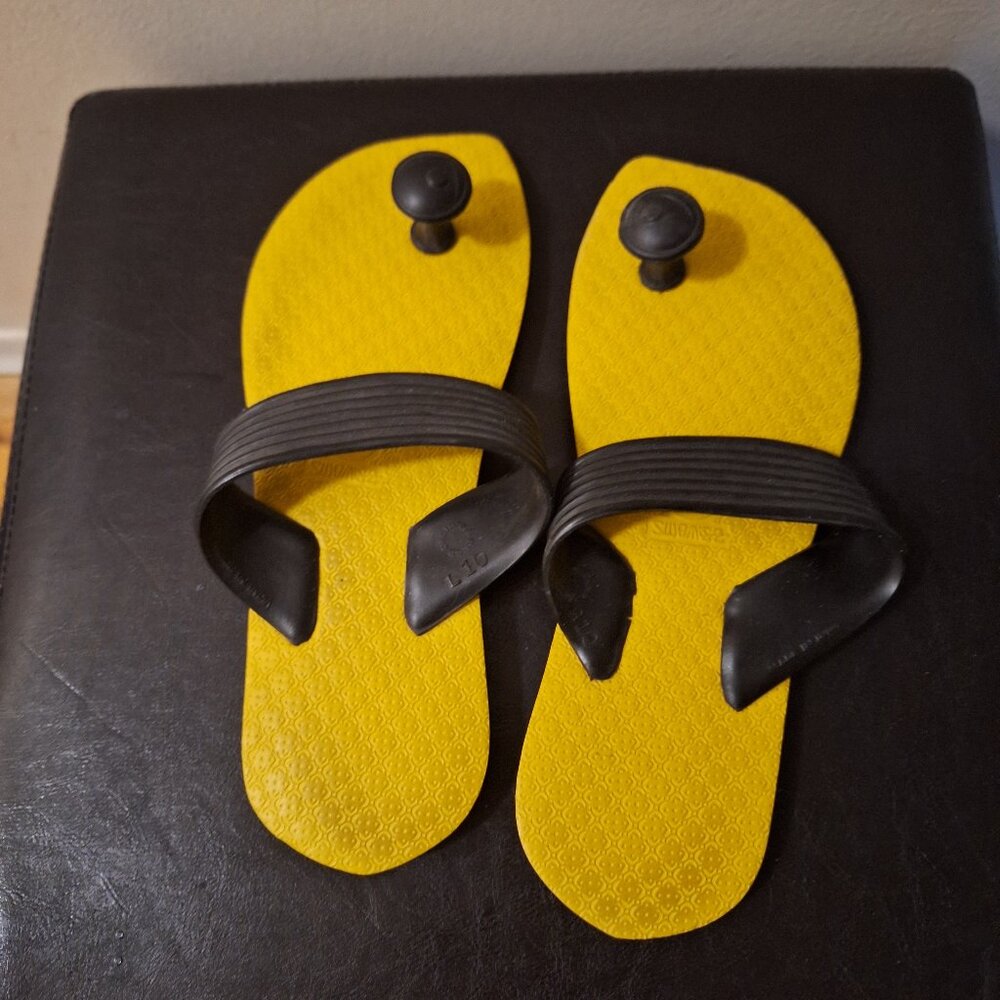 SWAMISZ SLIPPERS SIZE 10 WOMEN.
